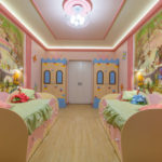 Světlý interiér dětské ložnice