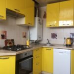 Žlutá kuchyně v bytovém domě