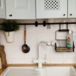 Съхранение на кухненски съдове над мивката