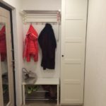 Koridorda bir askı üzerinde kırmızı ceket