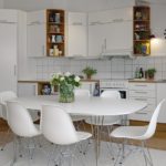 Lekerekített étkezőasztal fehér konyhában