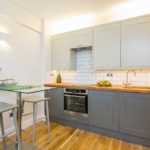 Fa padló a modern apartman konyhájában