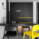 Dzeltens krēsls kā akcents virtuves interjerā