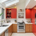 Kombinationen af ​​røde, hvide og brune farver i design af køkkenet