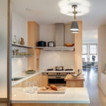 การออกแบบห้องครัวแบบเดินผ่านในบ้านส่วนตัว