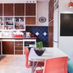 Lyst kjøkkeninnredning med sofa i spisestuen