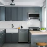 Minimalistisk grått kjøkken
