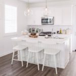 Hvit kjøkkenøy i et privat hus