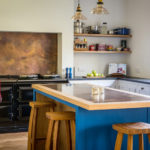 Blauwe kleur in het interieur van de keuken