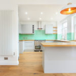 Modern keukenontwerp in heldere kleuren