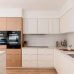 Perabot kabinet di dapur dalam gaya minimalis