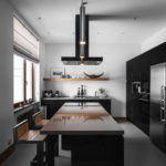 Cozinha com móveis pretos em uma casa particular
