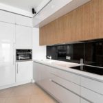 Mutfakta minimalist siyah önlük