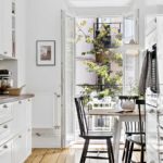 Bright kitchen with access to the balcony