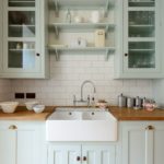 Loker gaya retro di atas sink dapur