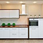 Perabot kabinet dengan fasad putih untuk dapur kecil