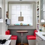 Susun atur selari dapur kecil dengan ruang makan oleh tingkap