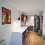 Interiér protáhlé kuchyně v moderním stylu