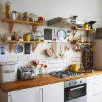 Houten doe-het-zelf-planken voor keukengerei