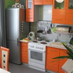 Virtuvės komplektas su oranžiniais fasadais