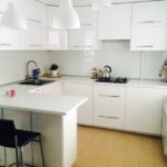 Set dapur minimalis dengan permukaan berkilat