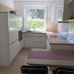 Dapur rumah persendirian dengan perabot putih