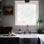 Fyrkantigt fönster i köket i grått