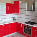 Vörös és fehér bútorok egy vidéki ház konyhájához