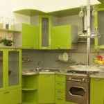 Cucina verde con bar per la colazione