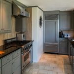 Kök i ett privat hem i grå nyanser