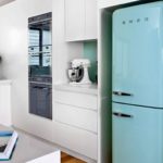 Türkiz hűtőszekrény a konyhában fehér bútorokkal