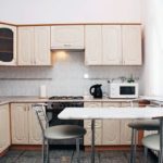 Снимка на интериора на кухнята на истински апартамент