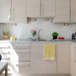 Krēmkrāsas virtuves mēbeles