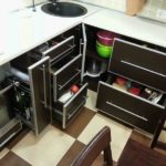 Opbevaringssystem til køkkenudstyr med skuffer