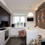 Virtuvės interjeras su pilka siena