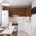 Una combinación de gabinetes marrones con gabinetes blancos de una unidad de cocina