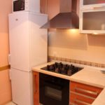 Refrigerador de dos cámaras en la cocina con un área de 8 metros cuadrados.