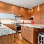 Spotlights på køkkenloftet med brune møbler