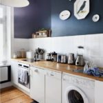 Cor azul escuro na cozinha com móveis brancos