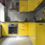 Bucătărie în galben gri