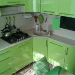 Zaļa virtuves iekārta ar 6 kvadrātu platību