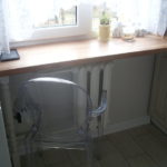 Caurspīdīgs plastmasas krēsls Hruščova virtuvē