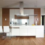Cozinha branca com elementos modernos