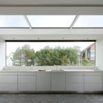 Cucina di una casa privata con vetri panoramici