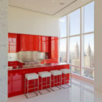 Superfícies brilhantes de um conjunto de cozinha vermelho
