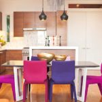Kerusi berwarna-warni di ruang makan