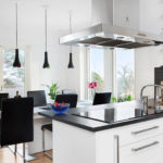 Kombinacija crne i bijele boje u unutrašnjosti kuhinjskog prostora