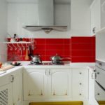 Tablier rouge dans une cuisine blanche