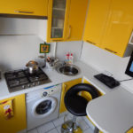 أثاث المطبخ مع الأبواب الصفراء