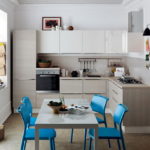 Modré stoličky v šedej kuchyni